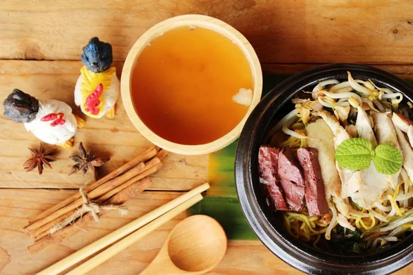 Sebze ve çorba lezzetli tavuk şehriye