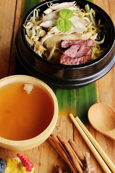 Sebze ve çorba lezzetli tavuk şehriye