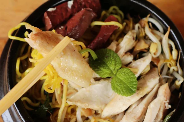 Sebze ve çorba lezzetli tavuk şehriye