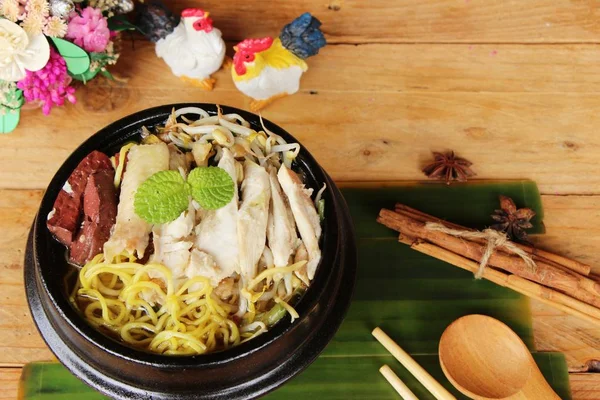 Sebze ve çorba lezzetli tavuk şehriye