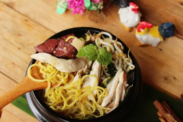 Fideos de pollo con verduras y sopa deliciosa —  Fotos de Stock