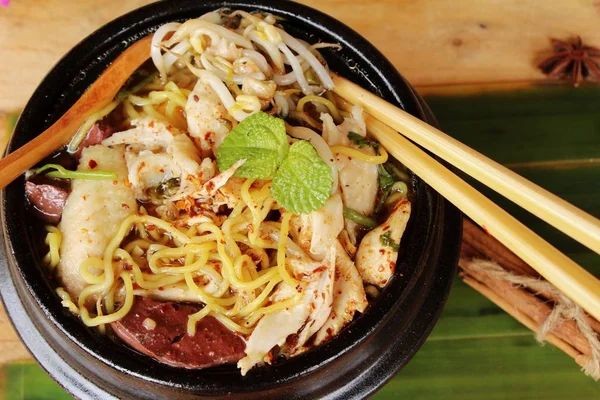 Sebze ve çorba lezzetli tavuk şehriye