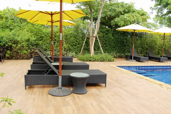 Havuz başında şemsiye ile rahat daybed