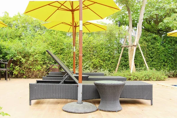 Gezellige daybed met parasols bij het zwembad — Stockfoto