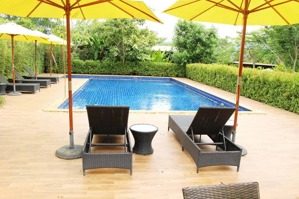 Havuz başında şemsiye ile rahat daybed