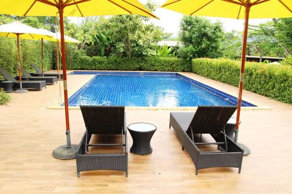 Havuz başında şemsiye ile rahat daybed