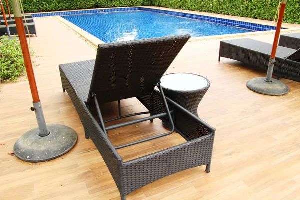 Havuz başında şemsiye ile rahat daybed