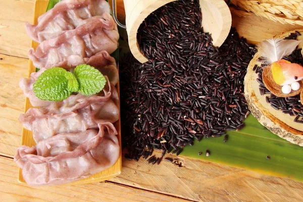 Riceberry pirinç lezzetli Çince buğulanmış hamur tatlısı — Stok fotoğraf