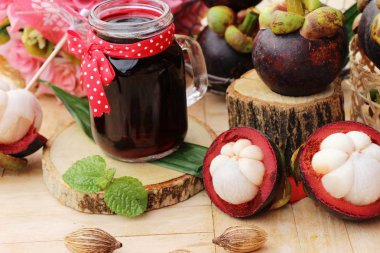 Mangosten suyu ile taze mangosteen lezzetlidir