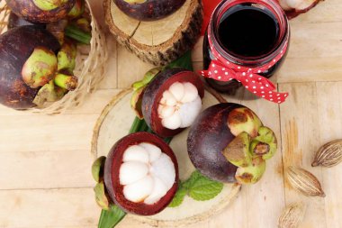 Mangosten suyu ile taze mangosteen lezzetlidir