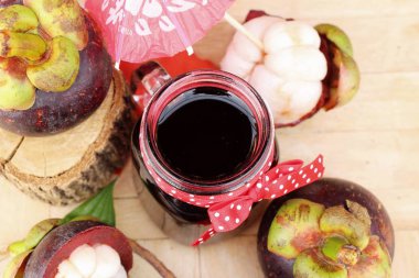 Mangosten suyu ile taze mangosteen lezzetlidir