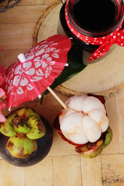 Mangosteen šťáva je velmi chutná s čerstvým mangostanu — Stock fotografie