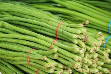 Belgili tanımlık çarşı içinde yemek pişirmek için uzun fasulye