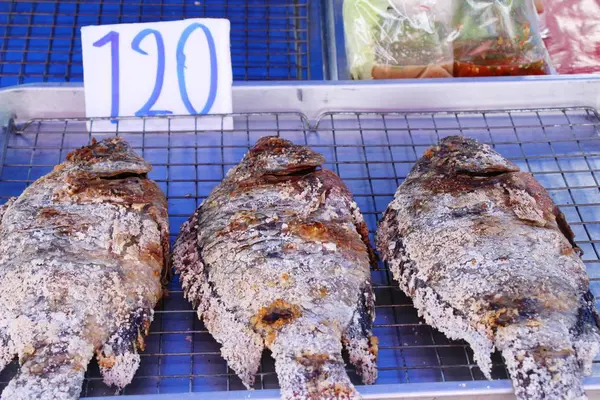 Gegrilde vis is heerlijk in de markt — Stockfoto