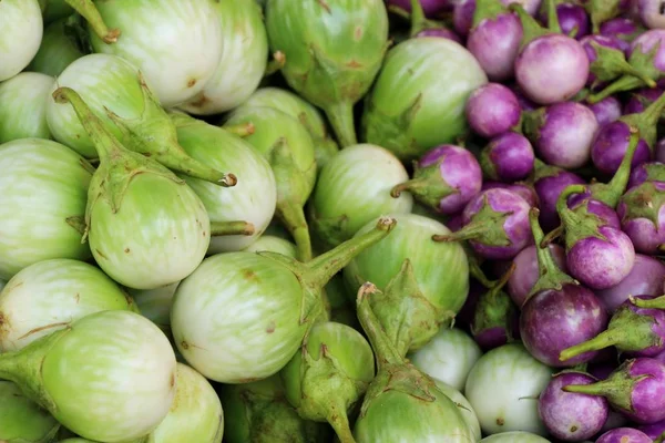 Aubergine fraîche verte bio sur le marché — Photo