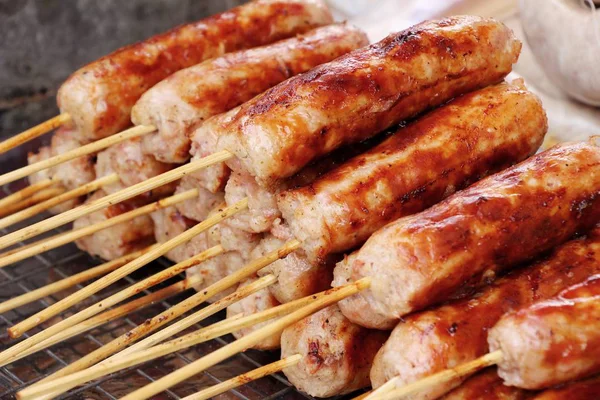 Izgara sosis Asya pazarında lezzetlidir