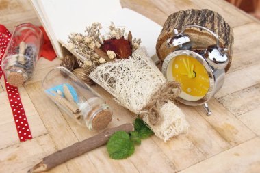 Saat vintage tarzı ile gül çiçek kurutulmuş