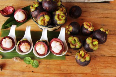 Ahşap arka plan üzerinde mangosten meyve lezzetlidir