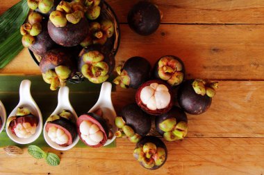 Ahşap arka plan üzerinde mangosten meyve lezzetlidir