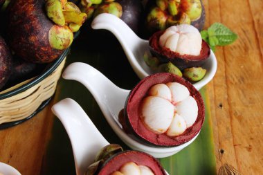 Ahşap arka plan üzerinde mangosten meyve lezzetlidir