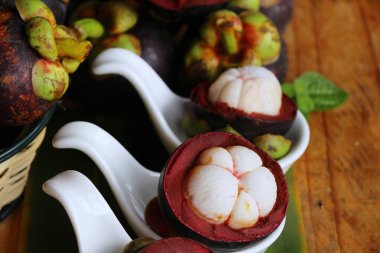 Ahşap arka plan üzerinde mangosten meyve lezzetlidir