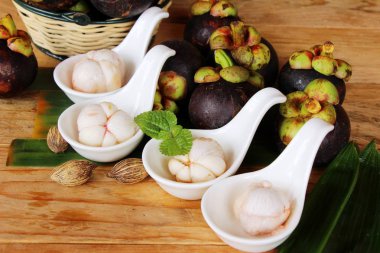 Ahşap arka plan üzerinde mangosten meyve lezzetlidir