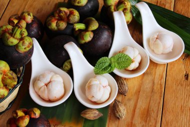 Ahşap arka plan üzerinde mangosten meyve lezzetlidir