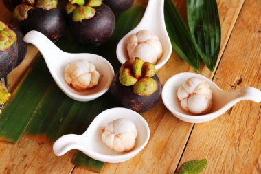 Ahşap arka plan üzerinde mangosten meyve lezzetlidir