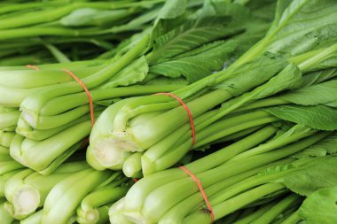 Belgili tanımlık çarşı içinde yemek pişirmek için taze choy