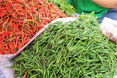 Belgili tanımlık çarşı içinde yemek pişirmek için taze biber