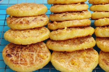 Izgara yapışkan pirinç lezzetli kaplama yumurta ile