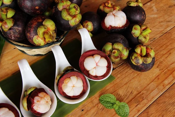 Ahşap arka plan üzerinde mangosten meyve lezzetlidir