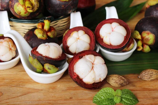 Ahşap arka plan üzerinde mangosten meyve lezzetlidir