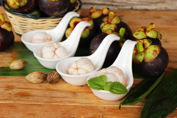 Fruta de mangostão é delicioso no fundo de madeira — Fotografia de Stock