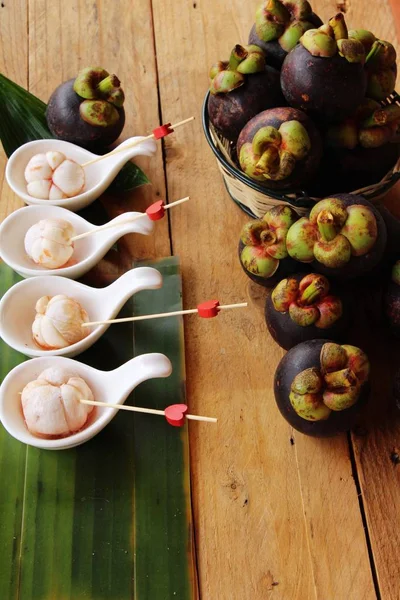 Mangostano frutta è delizioso su sfondo di legno — Foto Stock