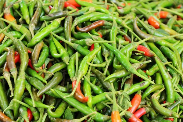 Čerstvé chilli pro vaření na trhu — Stock fotografie