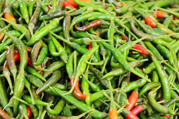 Pimenta fresca para cozinhar no mercado — Fotografia de Stock