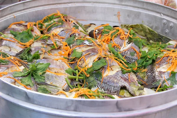 Ångad fisk med grönsaker läckra i potten — Stockfoto