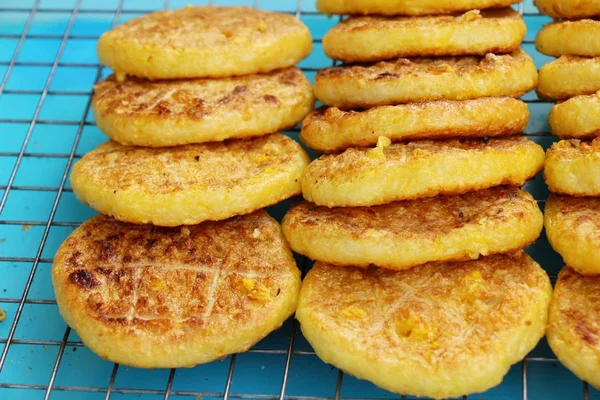 Grilled sticky rice with egg plating delicious — Stock Photo, Image