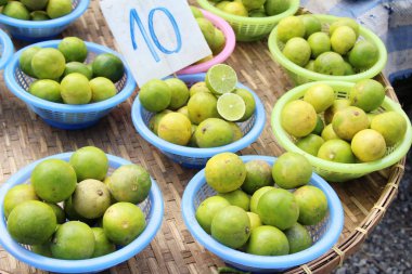 Belgili tanımlık çarşı içinde yemek pişirmek için taze limon