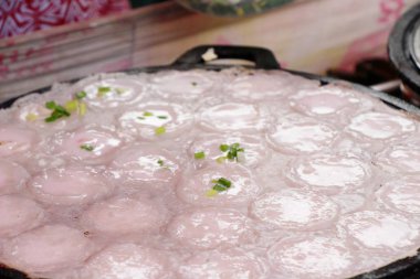 Hindistan cevizi sütü karıştırın şeker ve un, Tay tatlı