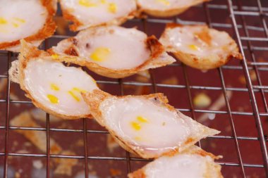 Hindistan cevizi sütü karıştırın şeker ve un, Tay tatlı