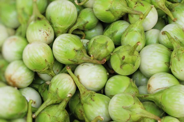 Свежие баклажаны зеленые органические на рынке — стоковое фото