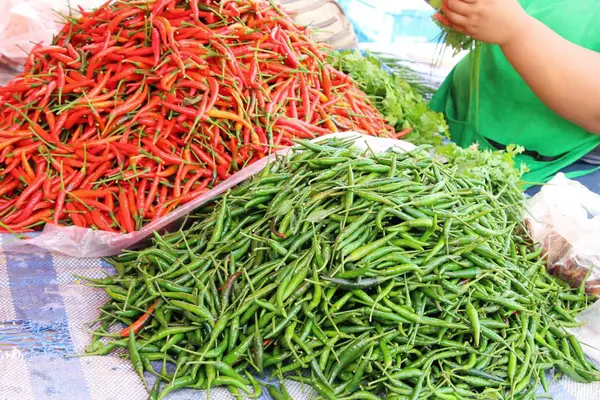 Pimenta fresca para cozinhar no mercado — Fotografia de Stock