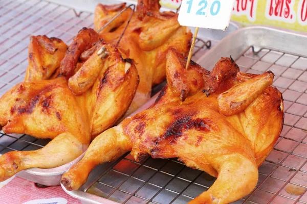 Grilled chicken is delicious in the market — Stock Photo, Image