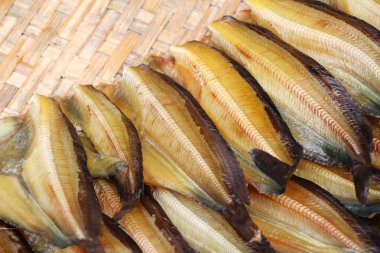 belgili tanımlık çarşı içinde yemek pişirmek için kurutulmuş balık