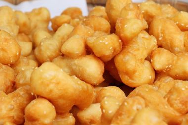 Derin kızarmış hamur lezzetli sopa içinde çarşı