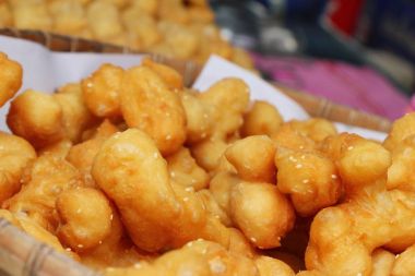 Derin kızarmış hamur lezzetli sopa içinde çarşı