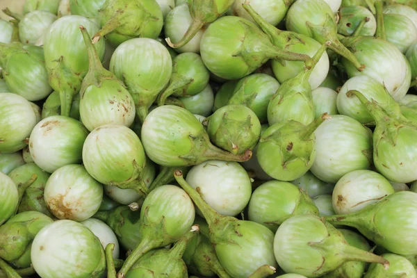 Verse aubergine groen biologisch op de markt — Stockfoto