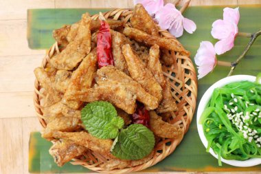 Kızarmış balıkla yosun salata bir harika